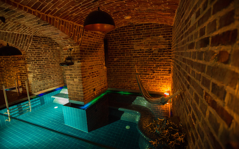 Piwnica Spa Wellness - basen z hydromasażem